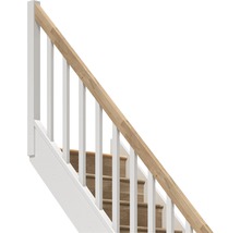 Treppe mit weißem Geländer und Holzhandlauf