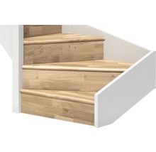Detailansicht von drei Holztreppenstufen mit weissem Treppengeländer.