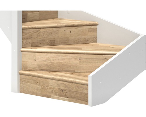 Detailansicht von drei Holztreppenstufen mit weissem Treppengeländer.
