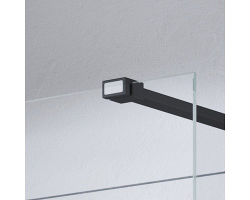 Détail d''une cabine de douche avec bras stabilisateur noir