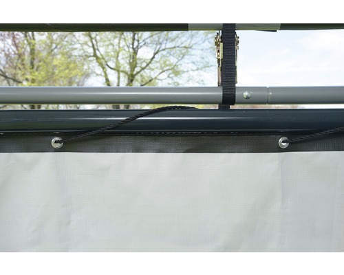 Vue détaillée d''une tente avec corde de fixation et sangle de tension
