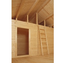 Vue intérieure d''une maison en bois avec échelle et cadre de porte