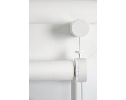 Stores de fenêtre blancs avec accessoires pour l''installation.