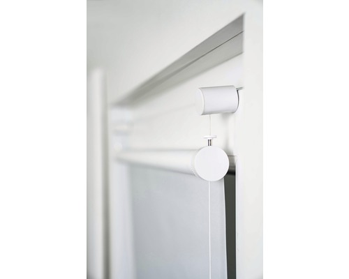 Gros plan d''un store enrouleur blanc avec cordon de serrage pour la décoration de fenêtre.