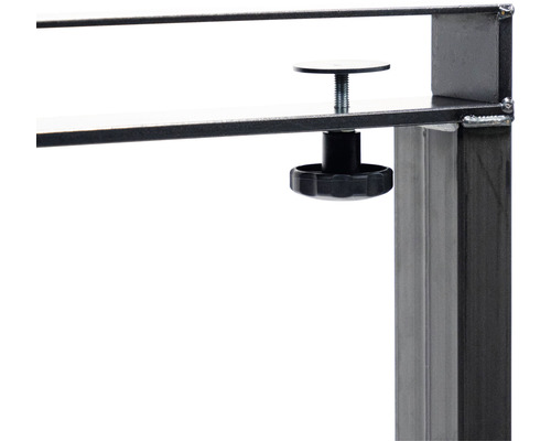 Vue détaillée d''un serre-joint sur un cadre métallique