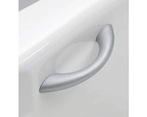 Detailansicht eines silberfarbenen Möbelgriffs an einem weißen Möbelstück