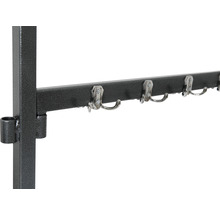 Detailansicht einer Garderobe mit mehreren Haken aus Metall