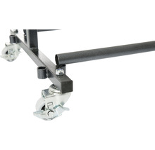 Detailansicht eines Rollständers mit Rollen und Metallgestell