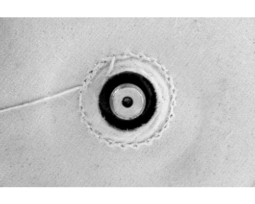 Fermeture à bouton-pression fixée sur du tissu