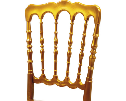 Detailansicht der Rückenlehne eines goldenen Bankettstuhls.