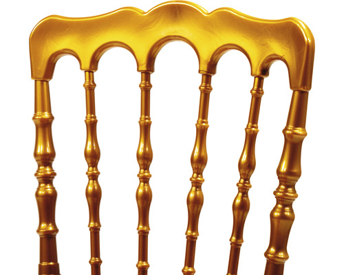 Detailansicht der Rückenlehne eines Stuhls