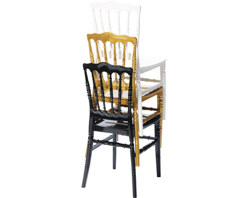 Stapel aus weißen, goldenen und schwarzen Stühlen