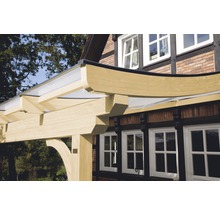 Holzterrasse mit Polycarbonat-Überdachung an einem Haus