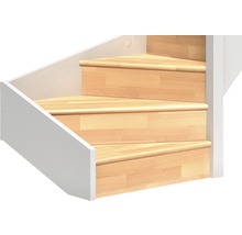 Detailansicht einer Treppe mit Holzstufen und weißem Geländer