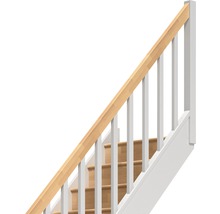 Treppe mit Geländer und Stufen aus Holz