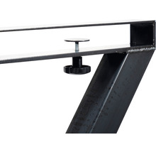 Vue détaillée d''un pied de chevalet de sciage en métal avec vis de réglage pour l''ajustement de la hauteur.