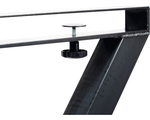 Vue détaillée d''un pied de chevalet de sciage en métal avec vis de réglage pour l''ajustement de la hauteur.