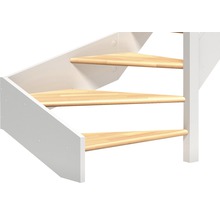 Detailaufnahme vun enger raumspuersamer Trap mat Träppleken aus Holz a wäisser Traapgelänner.