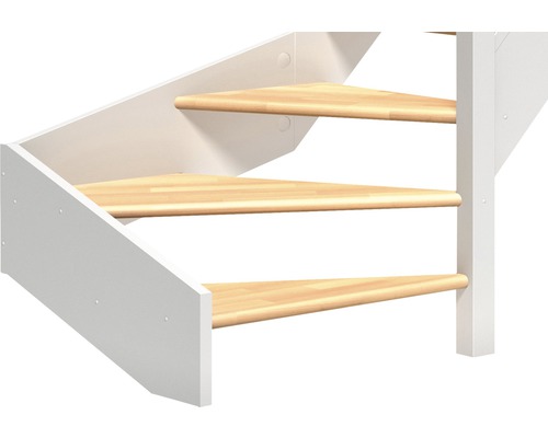 Detailaufnahme vun enger raumspuersamer Trap mat Träppleken aus Holz a wäisser Traapgelänner.