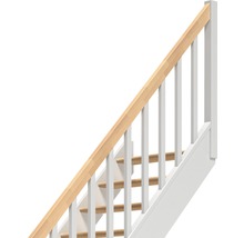 Treppe mit Holzhandlauf und weißen Geländerpfosten