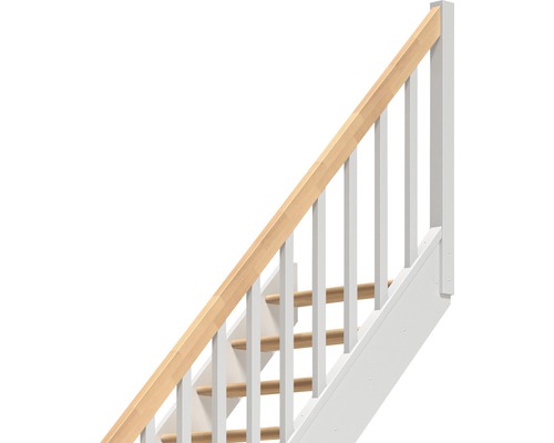 Treppe mit Holzhandlauf und weißen Geländerpfosten