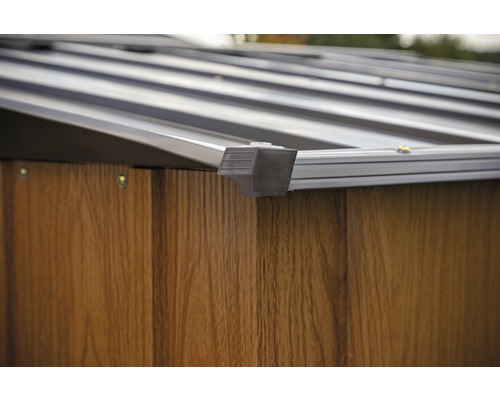 Detailansicht eines Gerätehauses mit Metalldach und Eckschutz.