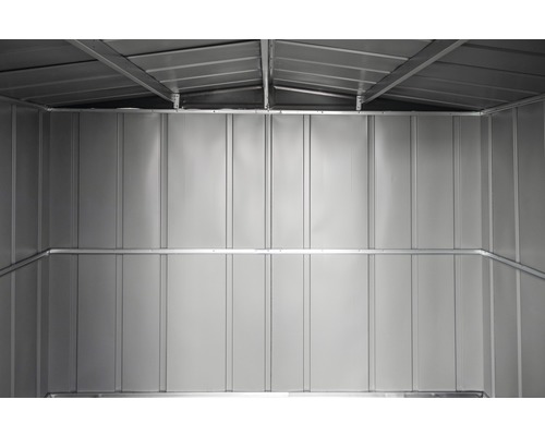 Innenansicht eines Gerätehauses mit Wand- und Deckenkonstruktion aus Metall