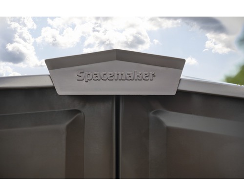 Spacemaker Logo auf einem Gartenschrank