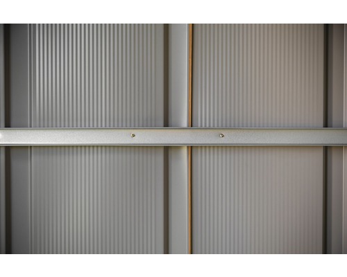 Nahaufnahme einer Wand aus Profilblech mit Metallverstrebung