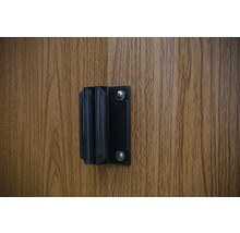 Support noir pour porte en bois avec vis