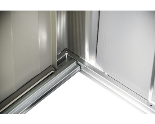 Detailansicht einer Ecke eines Gerätehauses mit Metallrahmen