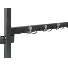 Detailansicht einer Garderobe mit mehreren Haken.