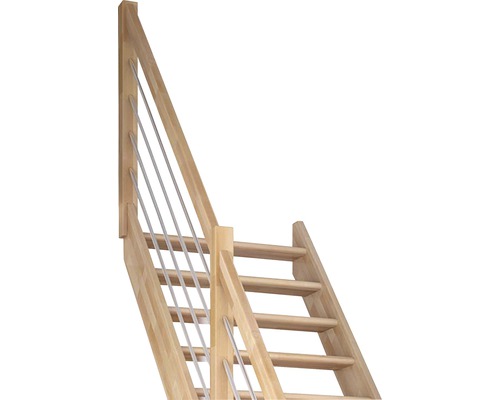 Holztreppe mit Geländer und Metallstreben