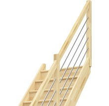 Holztreppe mit Geländer aus Metallstreben.