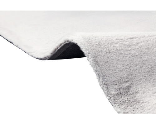 Gros plan d''un tapis à poils longs clair