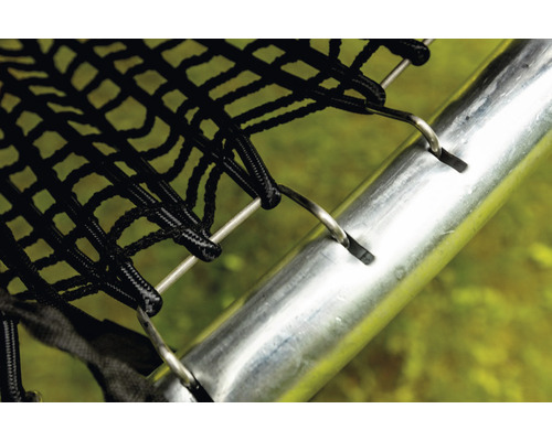 Vue détaillée d''un filet de sécurité de trampoline avec cadre en acier et anneaux de fixation.