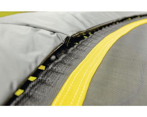 Gros plan d''un trampoline avec filet de sécurité et fermeture éclair