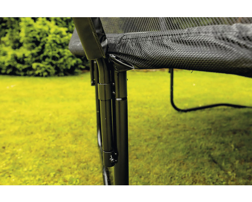 Gros plan sur le pied d''un trampoline de jardin avec filet de sécurité