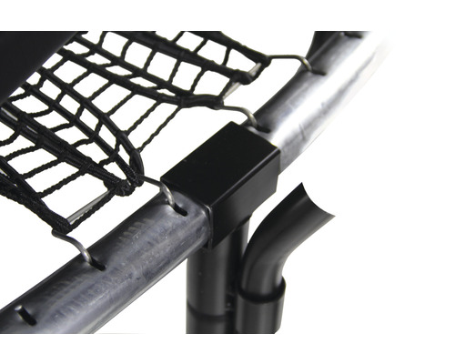 Gros plan d''un trampoline avec filet de sécurité et fixation du cadre