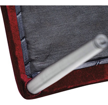 Detailansicht eines Stuhls mit Bezug und Metallbeinen