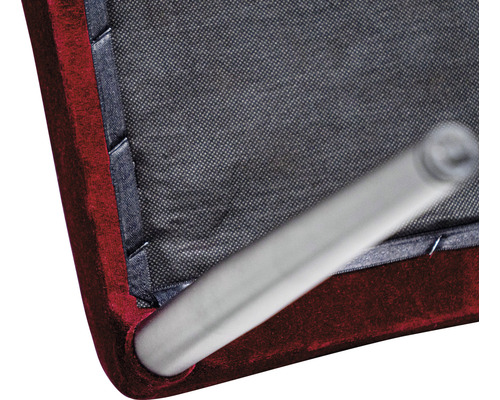 Detailansicht eines Stuhls mit Bezug und Metallbeinen