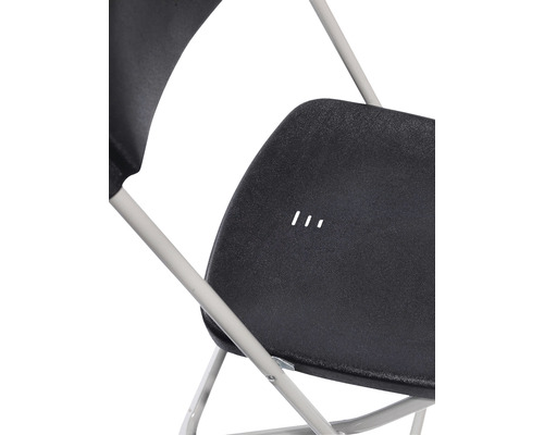 Vue détaillée d''une chaise pliante avec surface en plastique et cadre en métal.