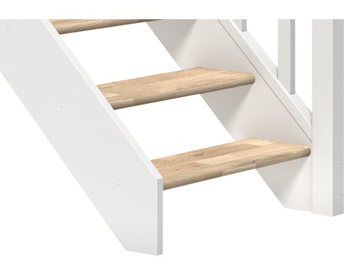 Detailaufnahme einer Treppe mit Holzstufen und weißem Geländer.