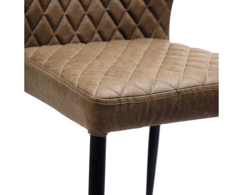 Vue détaillée d''une chaise avec un revêtement marron matelassé et des pieds noirs