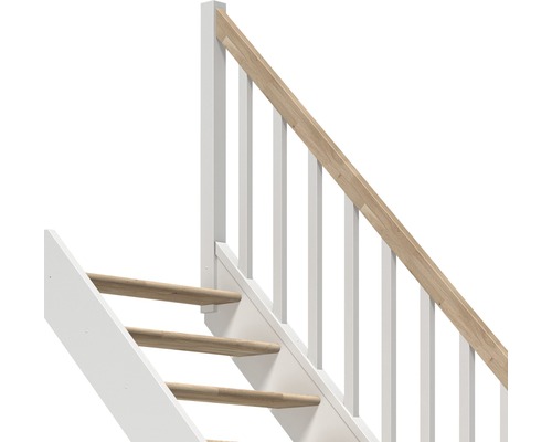 Detailansicht einer Treppe mit weißem Geländer und Holzstufen