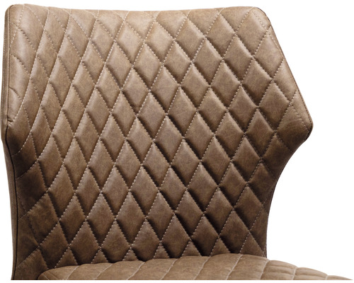 Gros plan d''une chaise avec motif losanges