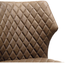 Gros plan sur une chaise marron avec motif en losanges et coutures