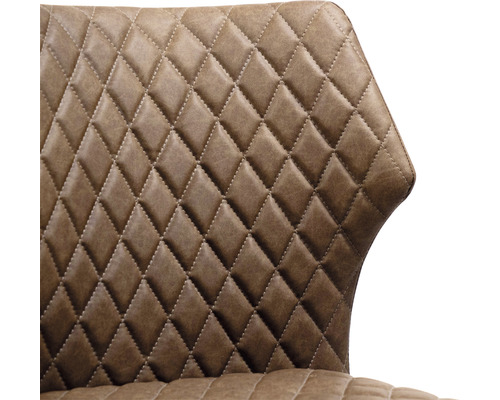 Gros plan sur une chaise marron avec motif en losanges et coutures