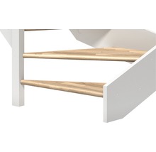 Detailaufnahme einer Raumspartreppe mit Holzstufen und weißen Seitenteilen