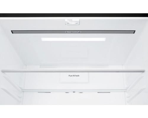 Intérieur d''un réfrigérateur avec étagères en verre et système de circulation d''air